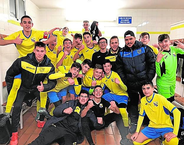 Los jugadores del Javalí Viejo celebran el triunfo. 