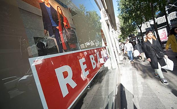 Anuncio de las rebajas en un comercio de Murcia.