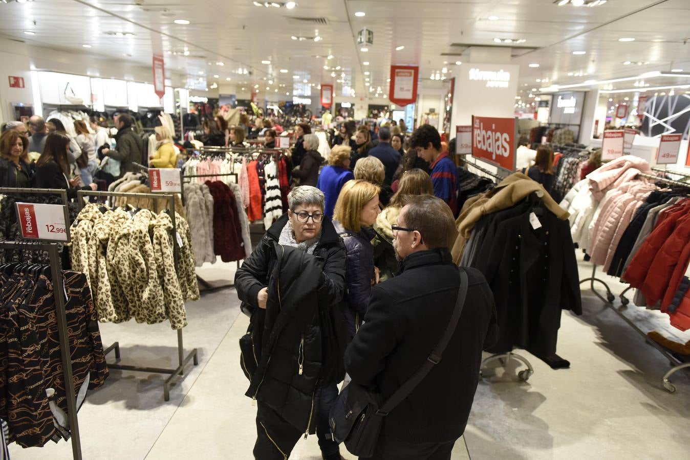 Cientos de personas acuden a los comercios para aprovechar los descuentos en miles de artículos