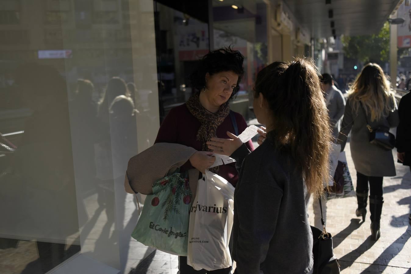 Cientos de personas acuden a los comercios para aprovechar los descuentos en miles de artículos