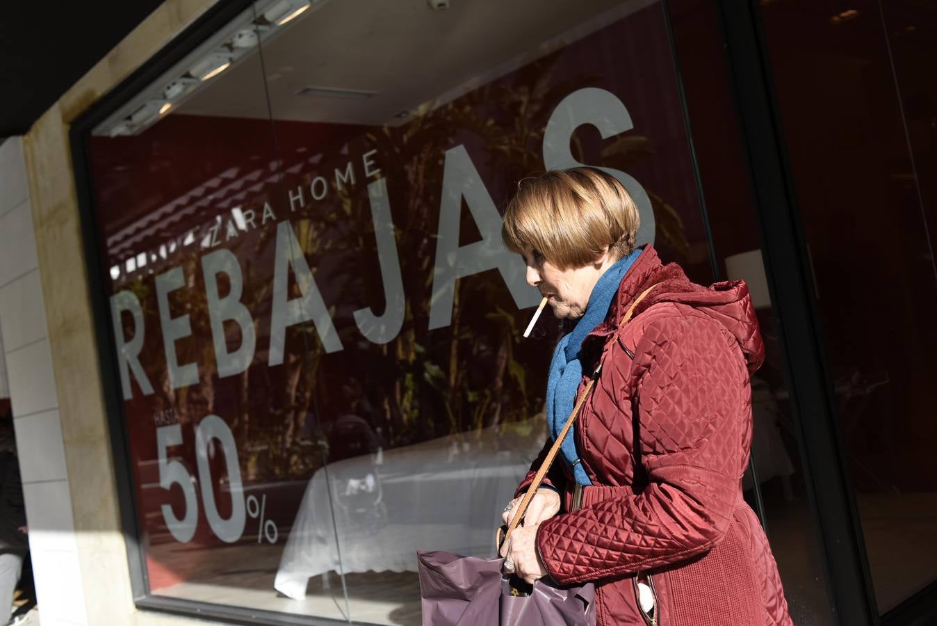 Cientos de personas acuden a los comercios para aprovechar los descuentos en miles de artículos