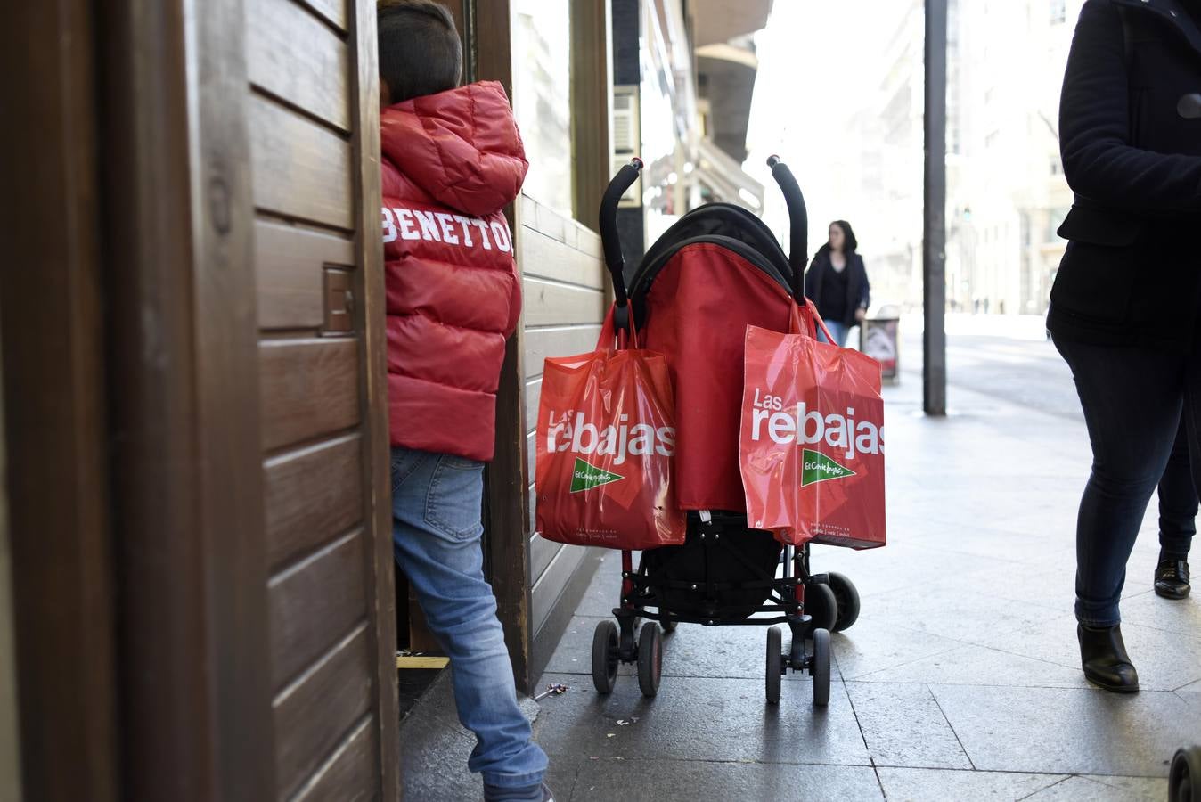 Cientos de personas acuden a los comercios para aprovechar los descuentos en miles de artículos