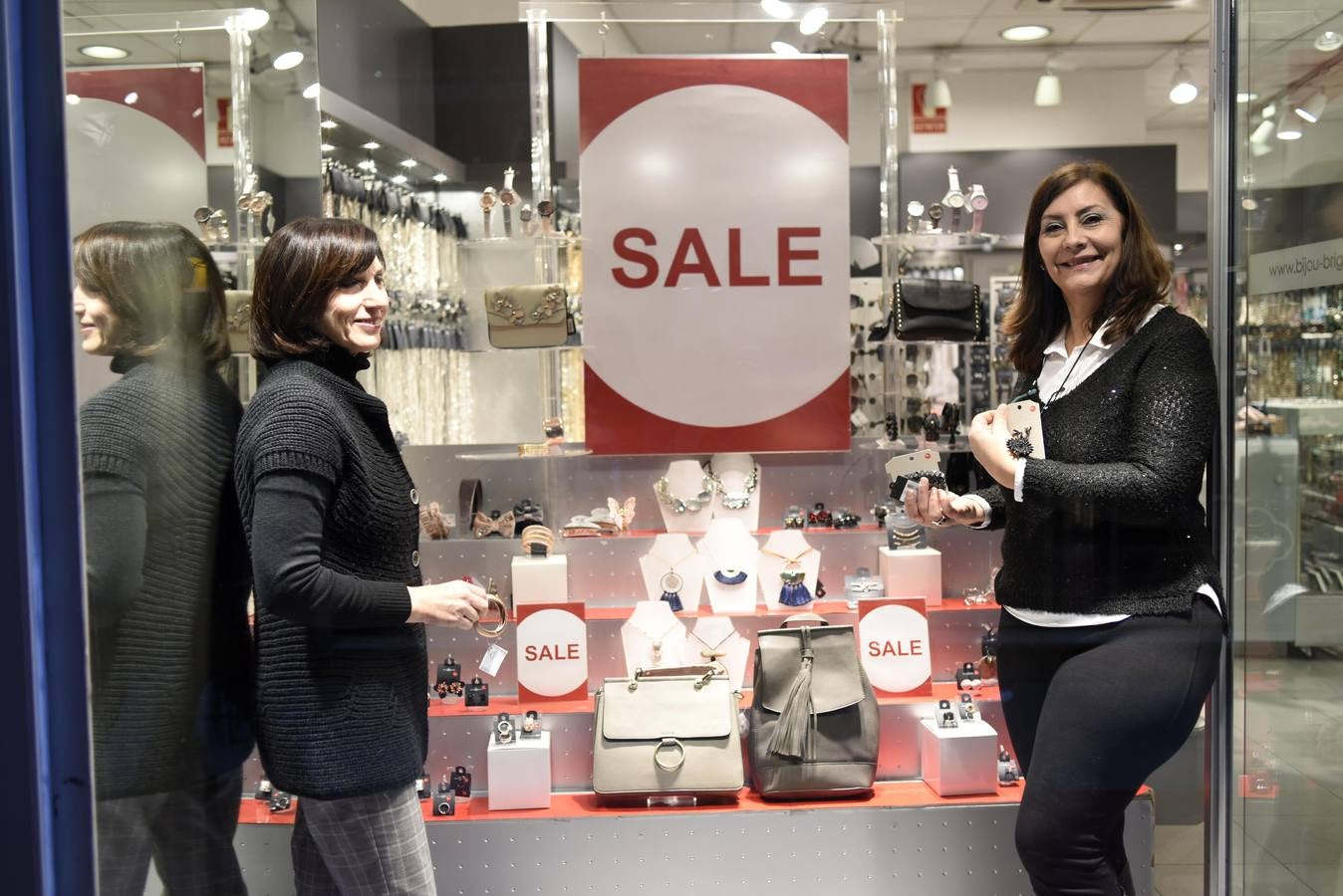 Cientos de personas acuden a los comercios para aprovechar los descuentos en miles de artículos