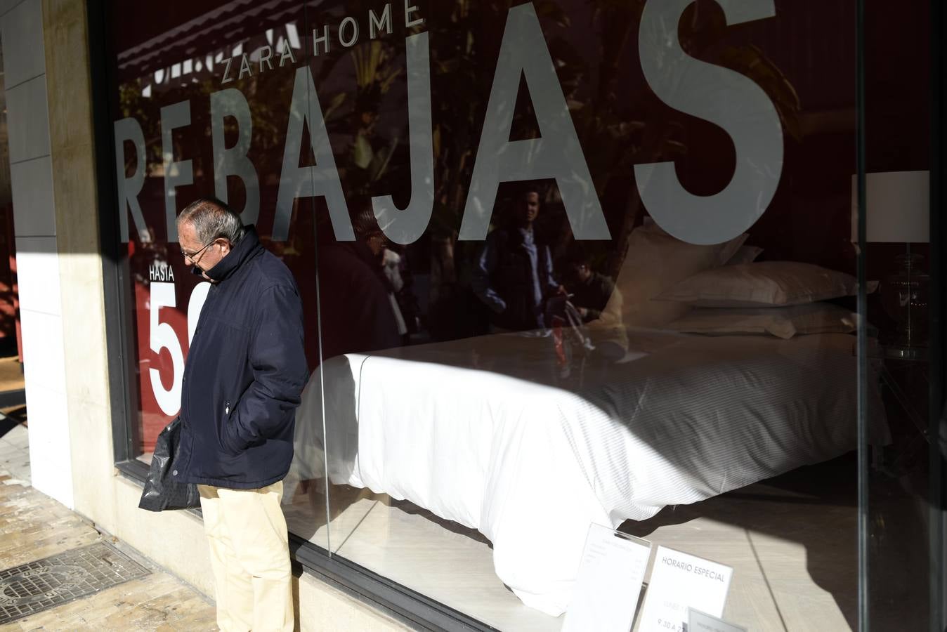 Cientos de personas acuden a los comercios para aprovechar los descuentos en miles de artículos