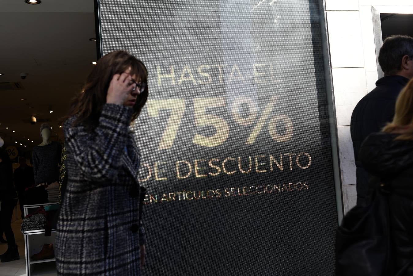 Cientos de personas acuden a los comercios para aprovechar los descuentos en miles de artículos