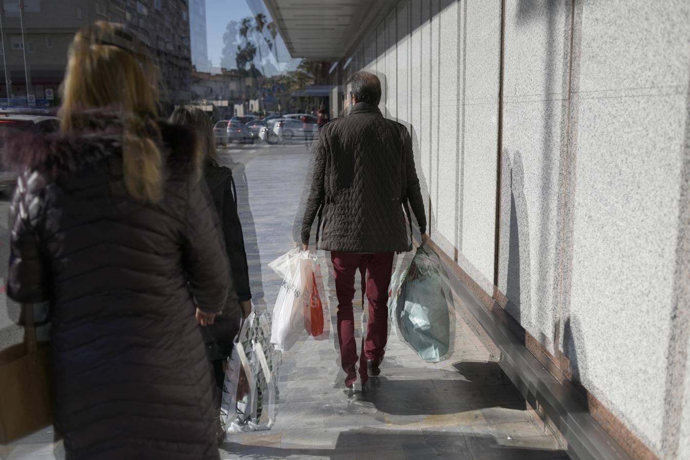 Cientos de personas acuden a los comercios para aprovechar los descuentos en miles de artículos