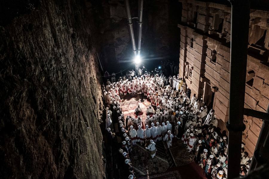 La Navidad ortodoxa etíope llamada Ledet o Genna se celebrará el 7 de enero y atrae peregrinos de todo el país. Las once iglesias excavadas en la roca son uno de los sitios del Patrimonio Mundial de la UNESCO en Etiopía.
