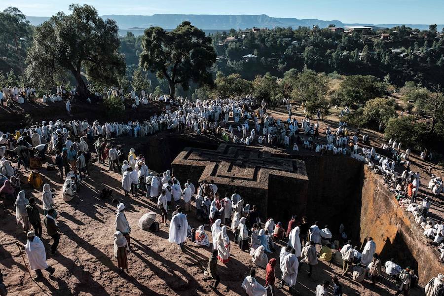 La Navidad ortodoxa etíope llamada Ledet o Genna se celebrará el 7 de enero y atrae peregrinos de todo el país. Las once iglesias excavadas en la roca son uno de los sitios del Patrimonio Mundial de la UNESCO en Etiopía.