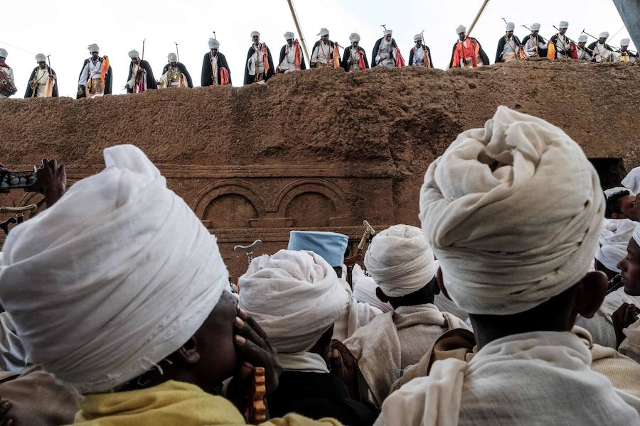 La Navidad ortodoxa etíope llamada Ledet o Genna se celebrará el 7 de enero y atrae peregrinos de todo el país. Las once iglesias excavadas en la roca son uno de los sitios del Patrimonio Mundial de la UNESCO en Etiopía.