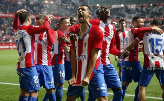 El delantero inglés del Sporting, Nick Blackman, celebra el gol del triunfo.