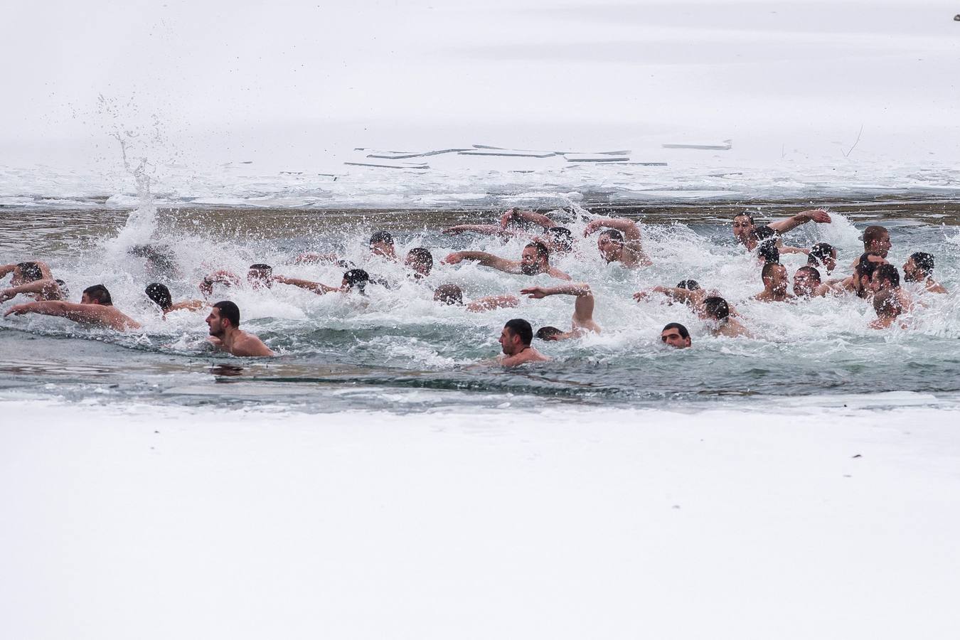El Día de la Epifanía se celebra de una forma peculiar en algunos países de Europa. Retanto al frío, los habitantes de Brissago, en Suiza, se sumergen en el tradicional baño de Epifanía que consiste en recorrer 80 metros de distancia en el Lago Maggiore. En Sofia (Bulgaria), se lanzan al agua para encontrar una cruz de madera. 