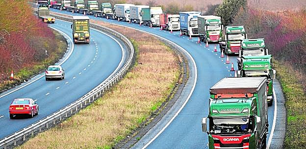 Más de un centenar de camiones circulan por la carretera A259 en el ensayo realizado en el puerto de Dover, en Kent (Reino Unido), ante los efectos del 'Brexit' con el control fronterizo, el pasado lunes. 