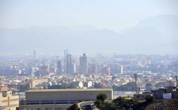 Panorámica de la ciudad de Murcia bajo la nube de contaminación.