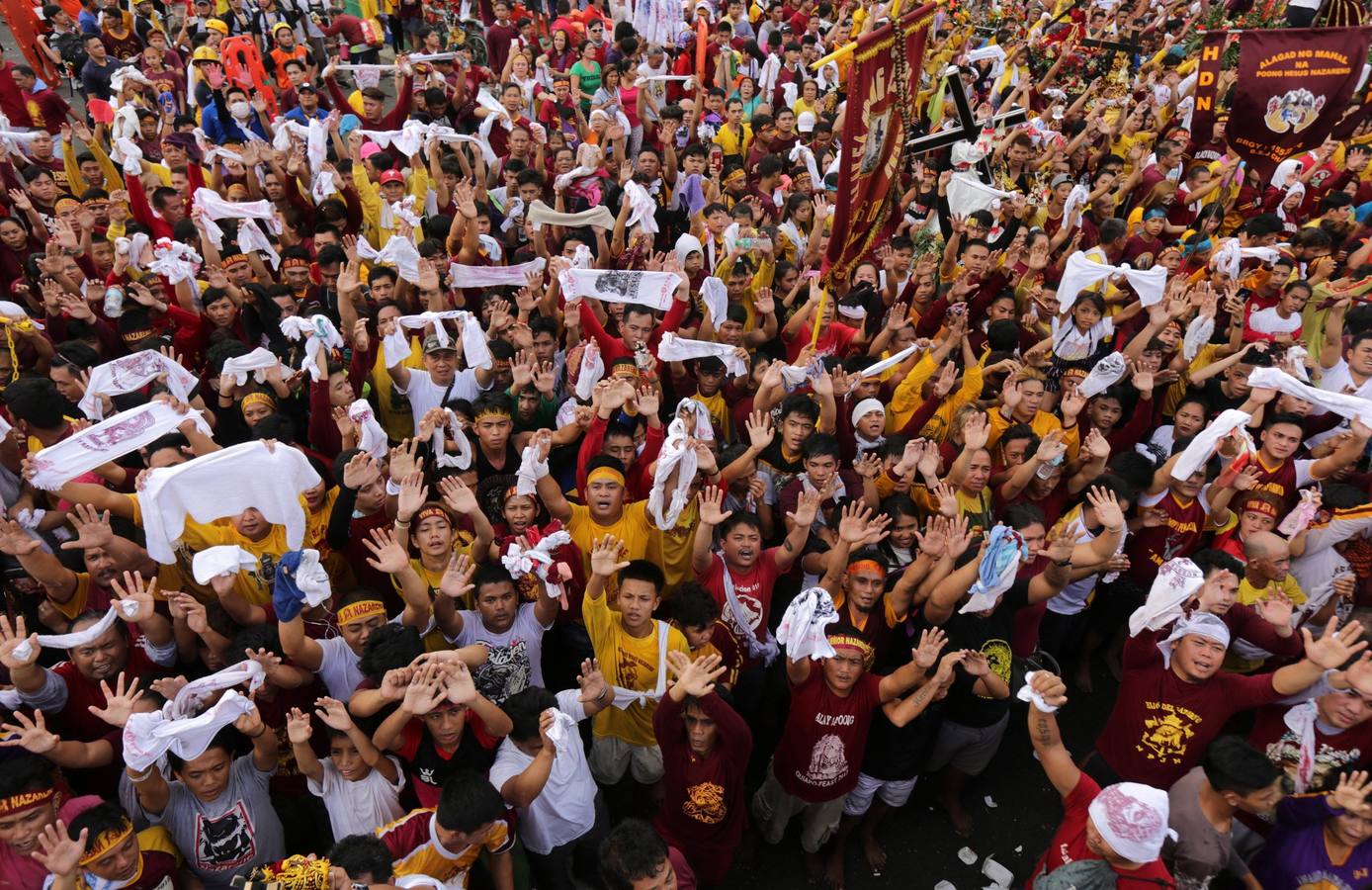 Devotos católicos descalzos empujan durante la procesión en un intento por tocar el Nazareno Negro, una estatua centenaria de un Jesucristo sufriente. Se dice que la estatua de madera de tamaño natural fue traída a Manila (Filipinas), por un sacerdote español.