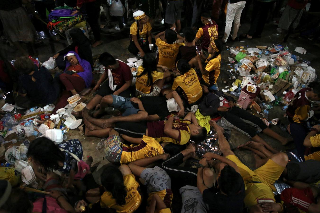 Devotos católicos descalzos empujan durante la procesión en un intento por tocar el Nazareno Negro, una estatua centenaria de un Jesucristo sufriente. Se dice que la estatua de madera de tamaño natural fue traída a Manila (Filipinas), por un sacerdote español.