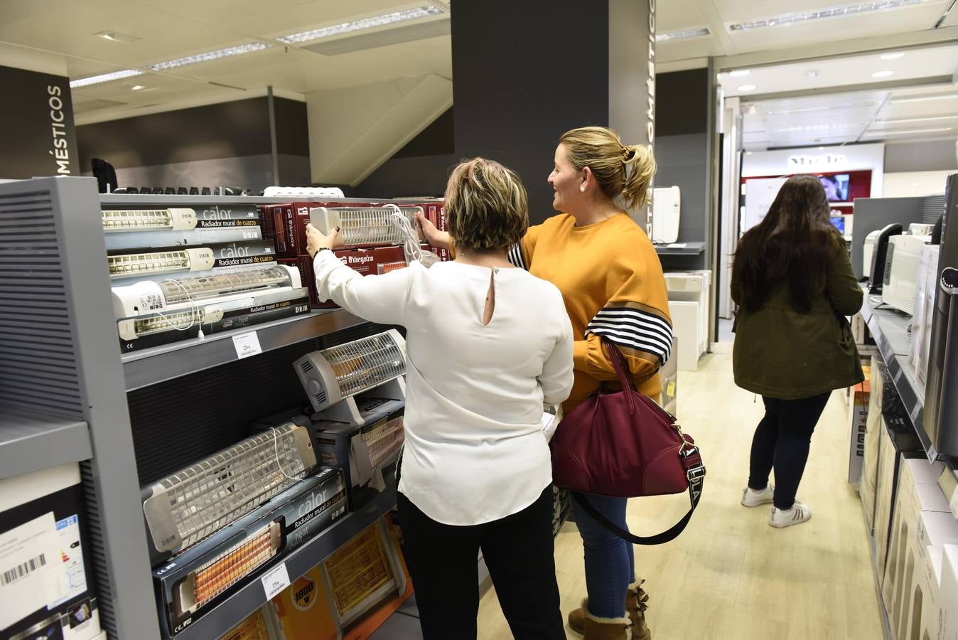 Los establecimientos comerciales, tiendas de electrodomésticos e instaladores elevan su actividad con la con la primera ola de frío invernal.