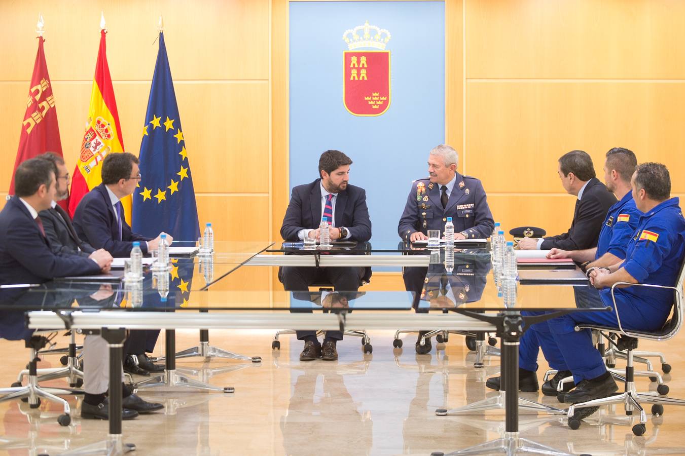 Recogen donativos para fabricar la enseña más grande de España y lanzarla en paracaídas en la conmemoración de su 175 aniversario