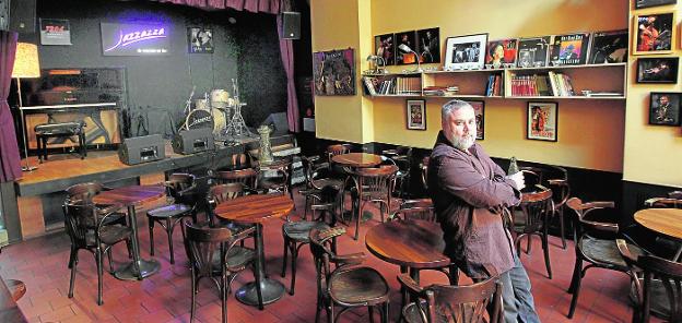 Jota Baeza, gerente de Jazzazza, en el interior del local donde han dejado su huella músicos como Jerry González, Javier Colina y Jorge Pardo. 