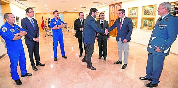 Reunión en San Esteban, ayer, para presentar el acto de homenaje a la bandera. 