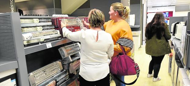 Varias clientas observan distintos aparatos calefactores en un establecimiento comercial en Murcia, ayer. 