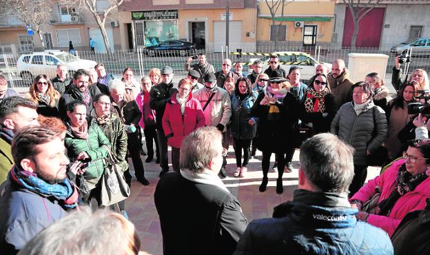 Patricio Valverde y Fulgencio Gil Jódar, en el centro y de espaldas, en el momento en que ayer hicieron el anuncio a los vecinos. agm