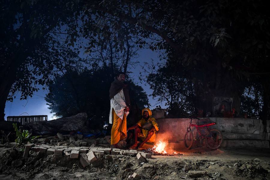 El festival Kumbh Mela atrae a millones de peregrinos hindúes a la confluencia sagrada de los ríos Yamuna y Ganges durante 49 días entre el 15 de enero y el 4 de marzo.