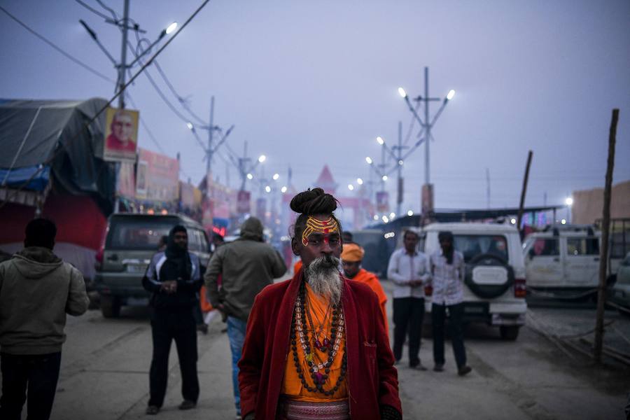 El festival Kumbh Mela atrae a millones de peregrinos hindúes a la confluencia sagrada de los ríos Yamuna y Ganges durante 49 días entre el 15 de enero y el 4 de marzo.