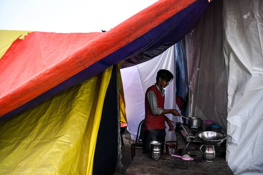 El festival Kumbh Mela atrae a millones de peregrinos hindúes a la confluencia sagrada de los ríos Yamuna y Ganges durante 49 días entre el 15 de enero y el 4 de marzo.