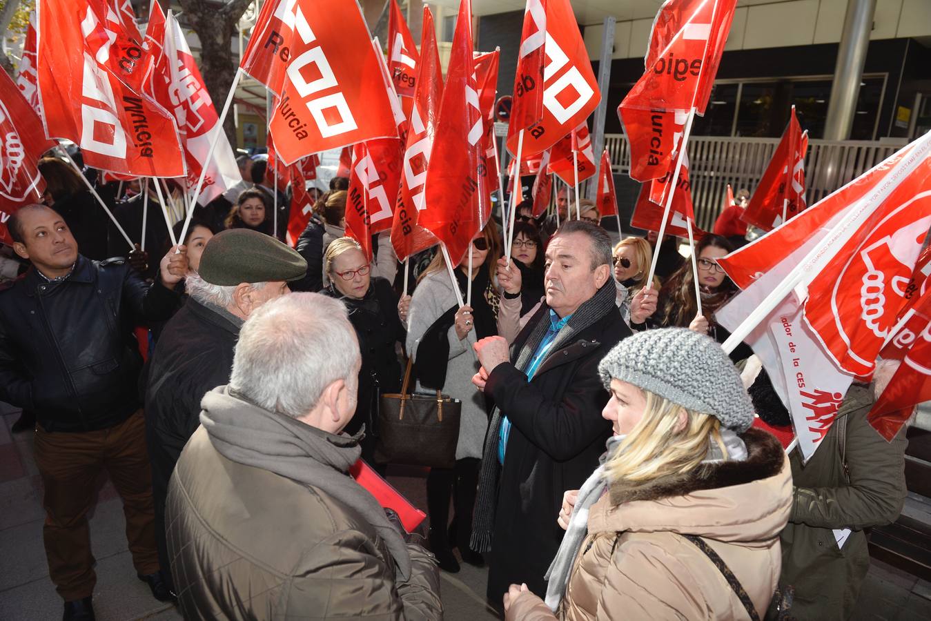 Convocados por UGT y Comisiones Obreras, se concentraron ayer un centenar de personas ante el Instituto Nacional de la Seguridad Social (INSS) en Murcia para escenificar su demanda.