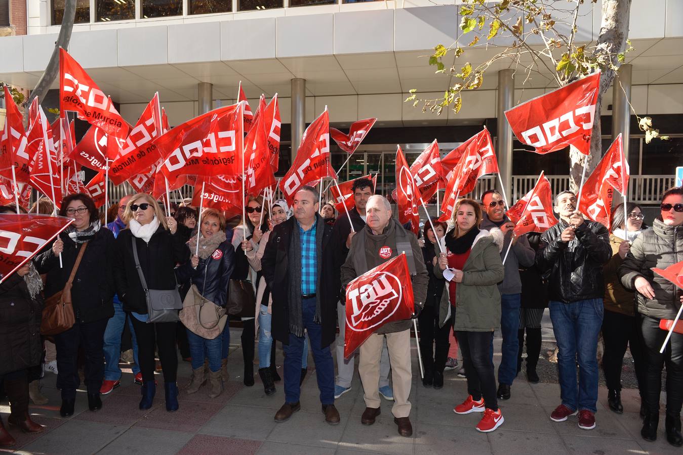 Convocados por UGT y Comisiones Obreras, se concentraron ayer un centenar de personas ante el Instituto Nacional de la Seguridad Social (INSS) en Murcia para escenificar su demanda.