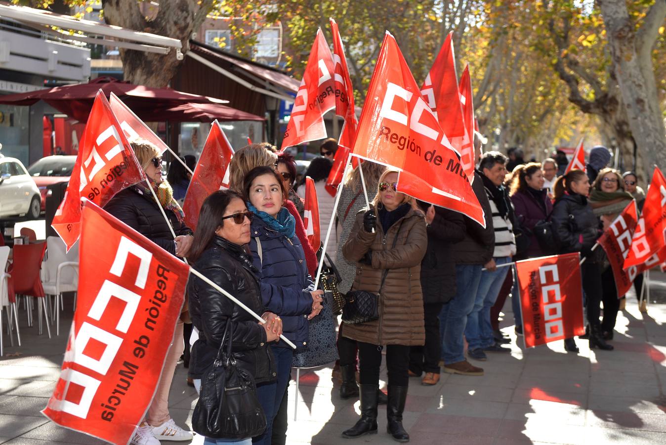 Convocados por UGT y Comisiones Obreras, se concentraron ayer un centenar de personas ante el Instituto Nacional de la Seguridad Social (INSS) en Murcia para escenificar su demanda.