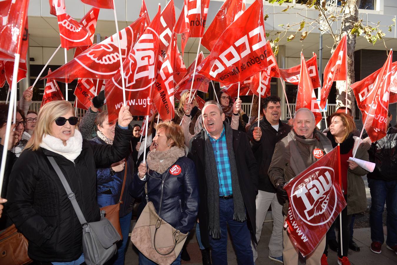Convocados por UGT y Comisiones Obreras, se concentraron ayer un centenar de personas ante el Instituto Nacional de la Seguridad Social (INSS) en Murcia para escenificar su demanda.