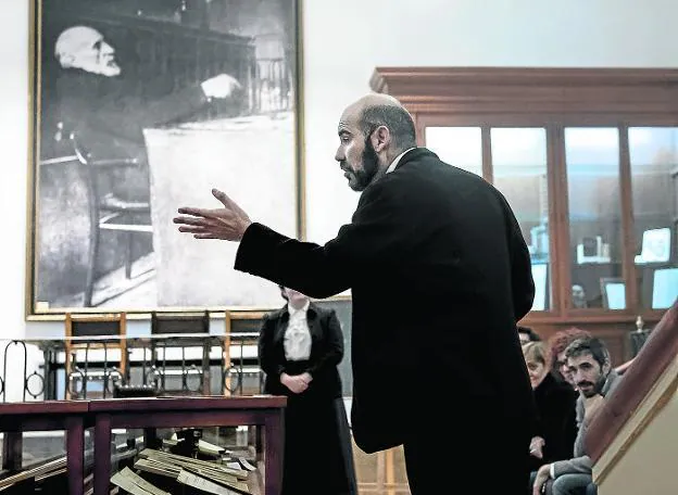 Un actor encarna a Ramón y Cajal en una visita teatralizada a la Facultad donde dio clases, que hoy ocupa el Colegio de Médicos de Madrid.