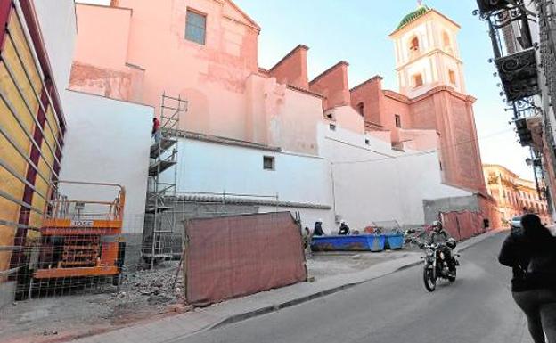 Las paredes del nuevo jardín del casco antiguo de la ciudad se igualarán a los muros laterales de la iglesia de Santiago. 