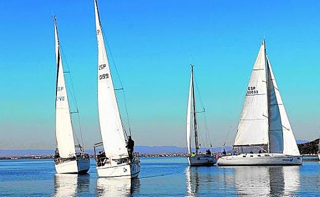 Sin viento en aguas de Los Alcázares