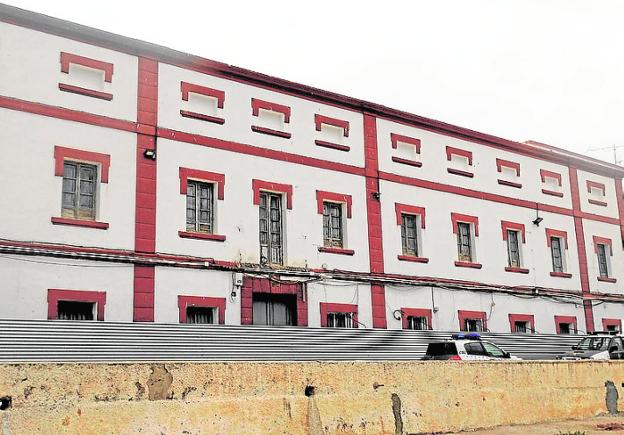 Fachada principal del antiguo cuartel del Puerto. 