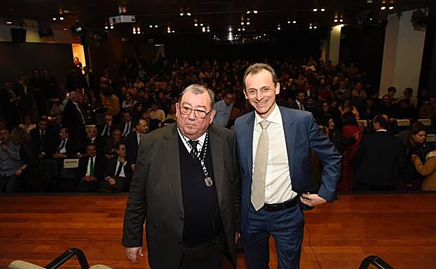Duque con el vicepresidente de la Academia de Ciencias de la Región, Alberto Requena.