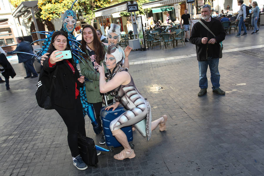 Una representación de los artistas que protagonizan el espectáculo que han visto ya unos cinco millones de espectadores en todo el mundo lo han presentado este mediodía en la plaza del Cardenal Belluga