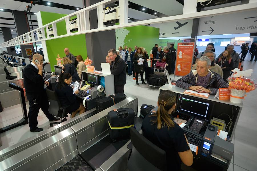 El primer avión en tocar tierra llegó con 25 minutos de antelación tras completar un vuelo sin incidentes
