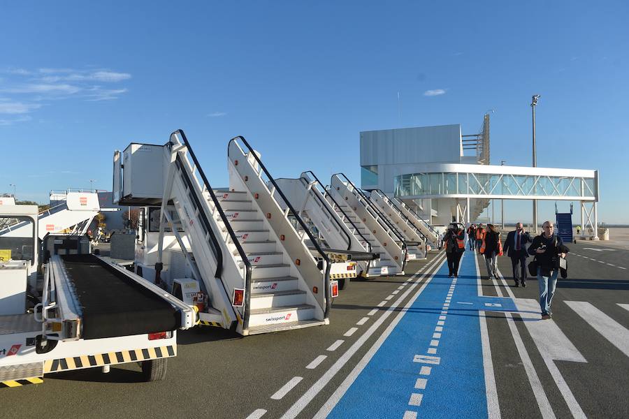 El primer avión en tocar tierra llegó con 25 minutos de antelación tras completar un vuelo sin incidentes