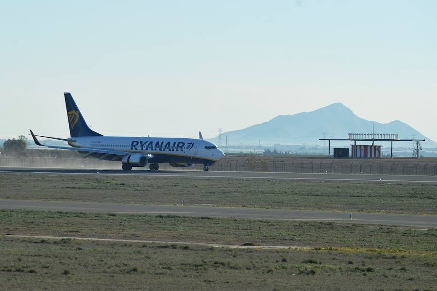 El primer avión en tocar tierra llegó con 25 minutos de antelación tras completar un vuelo sin incidentes