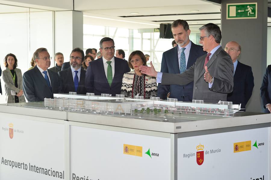 El monarca, acompañado por el presidente de la Comunidad, el ministro de Fomento, el delegado del Gobierno y el alcalde de Murcia entre otras autoridades, recorrió la terminal y examinó las infraestructuras