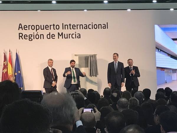 El primer vuelo de Corvera ya ha tomado tierra procedente de East Midlands. Esta inauguración ha contado con la presencia de su Majestad el Rey Felipe VI, el presidente de la Región, Fernando López Miras, el ministro de Fomento, José Luis Ábalos, y el delegado del gobierno de la Región de Murcia, Diego Conesa.