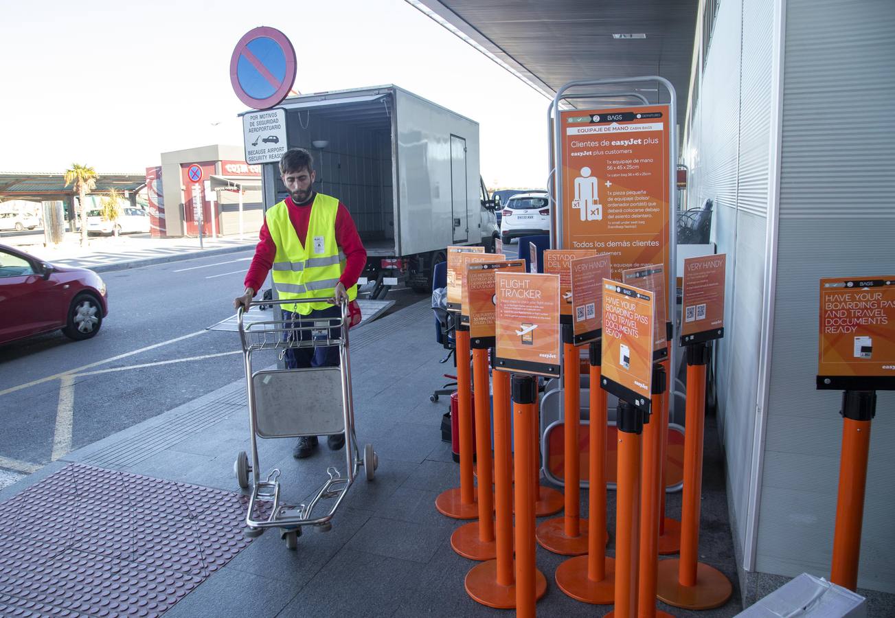 Los empleados del aeropuerto de San Javier realizaron la mudanza a las instalaciones de Corvera. Los últimos pasajeros de San Javier se despiden. 