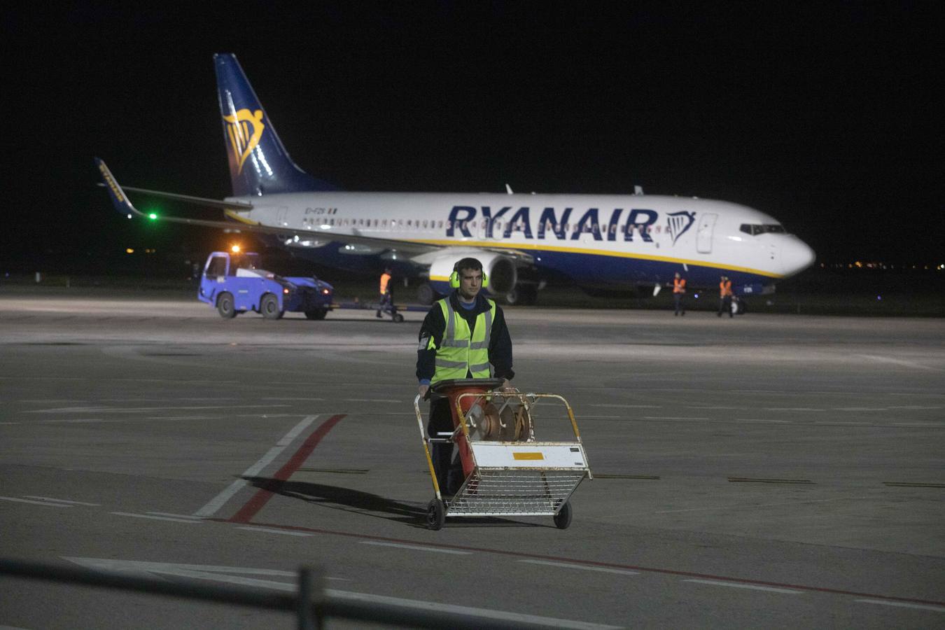 Los empleados del aeropuerto de San Javier realizaron la mudanza a las instalaciones de Corvera. Los últimos pasajeros de San Javier se despiden. 