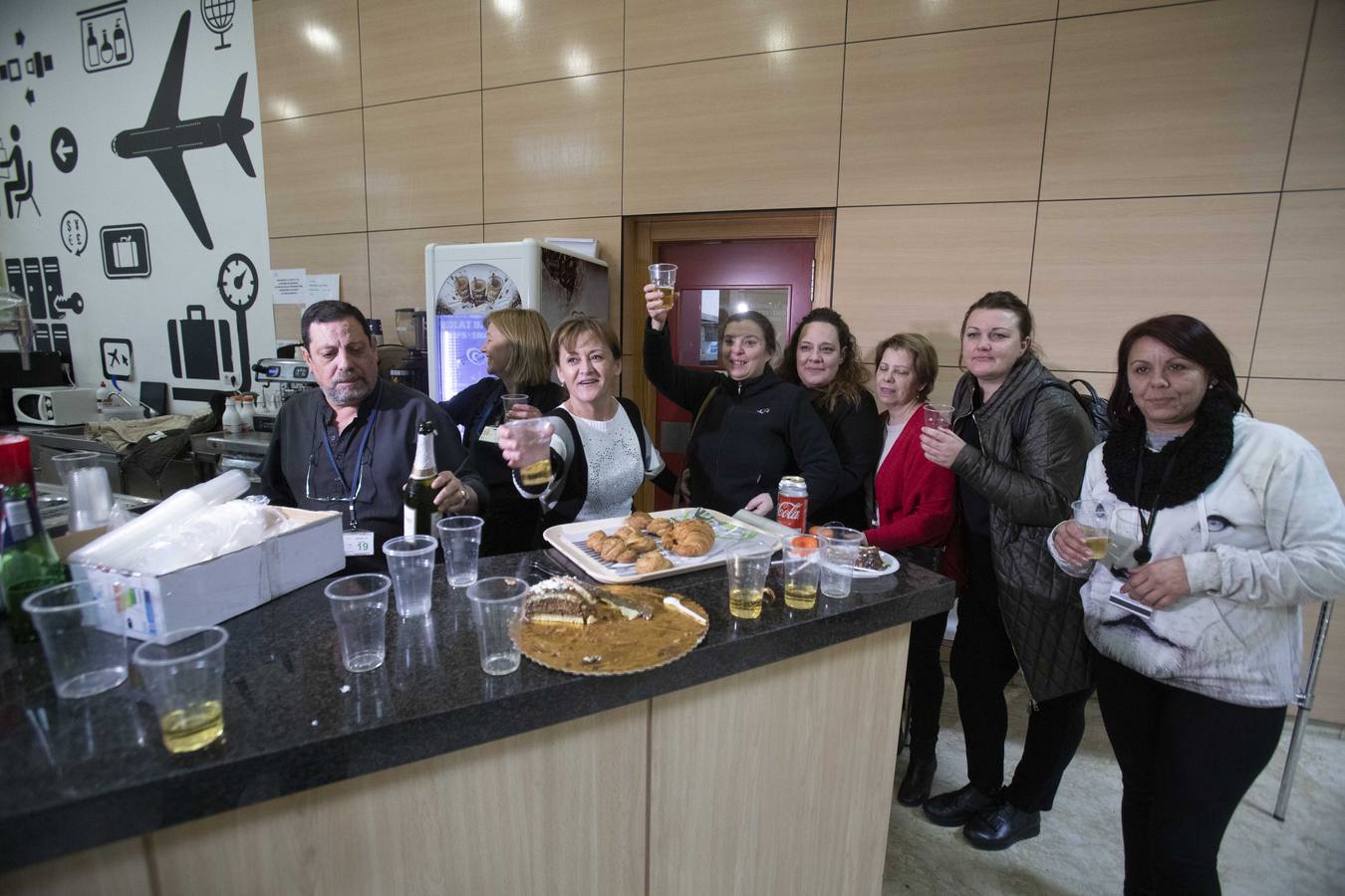 Los empleados del aeropuerto de San Javier realizaron la mudanza a las instalaciones de Corvera. Los últimos pasajeros de San Javier se despiden. 