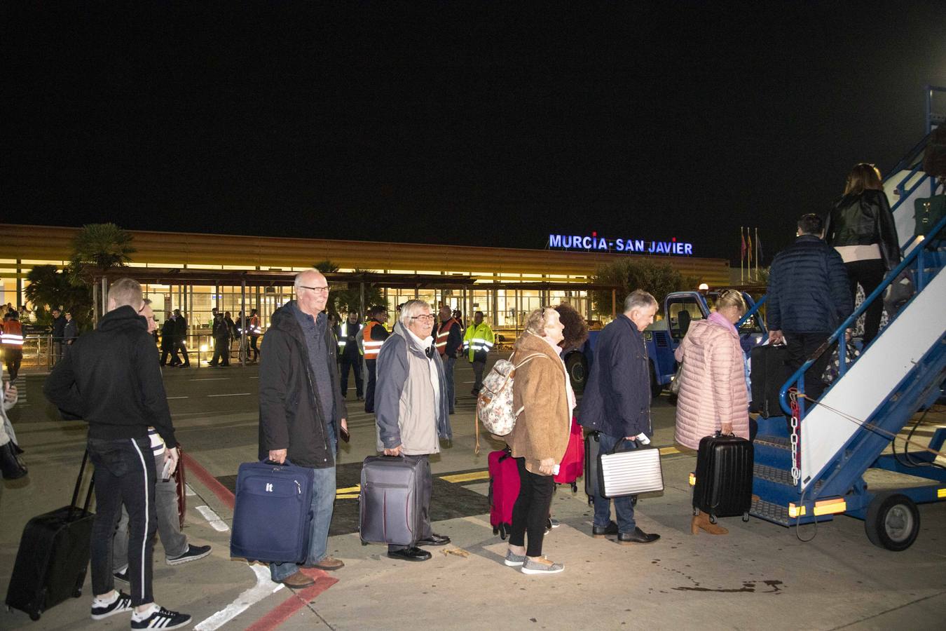 Los empleados del aeropuerto de San Javier realizaron la mudanza a las instalaciones de Corvera. Los últimos pasajeros de San Javier se despiden. 