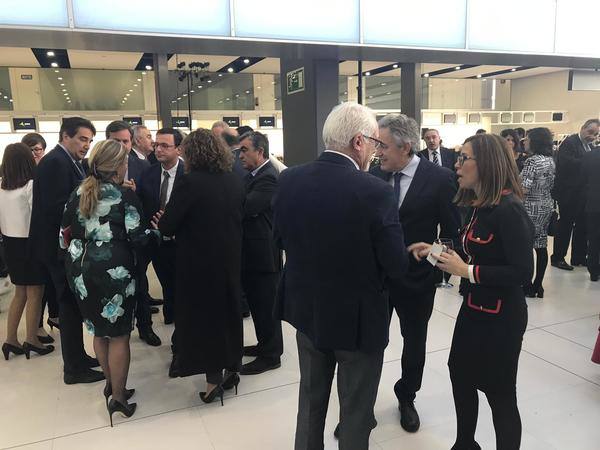 El primer vuelo de Corvera ya ha tomado tierra procedente de East Midlands. Esta inauguración ha contado con la presencia de su Majestad el Rey Felipe VI, el presidente de la Región, Fernando López Miras, el ministro de Fomento, José Luis Ábalos, y el delegado del gobierno de la Región de Murcia, Diego Conesa.