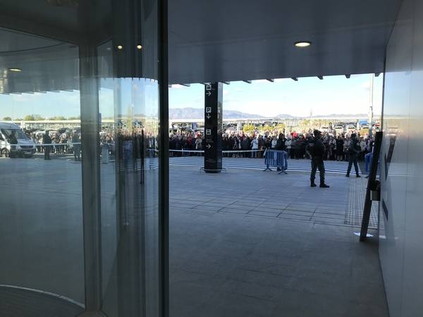 El primer vuelo de Corvera ya ha tomado tierra procedente de East Midlands. Esta inauguración ha contado con la presencia de su Majestad el Rey Felipe VI, el presidente de la Región, Fernando López Miras, el ministro de Fomento, José Luis Ábalos, y el delegado del gobierno de la Región de Murcia, Diego Conesa.