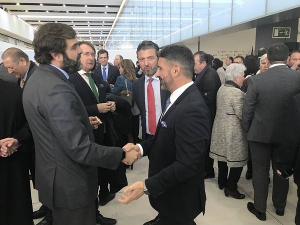 El primer vuelo de Corvera ya ha tomado tierra procedente de East Midlands. Esta inauguración ha contado con la presencia de su Majestad el Rey Felipe VI, el presidente de la Región, Fernando López Miras, el ministro de Fomento, José Luis Ábalos, y el delegado del gobierno de la Región de Murcia, Diego Conesa.